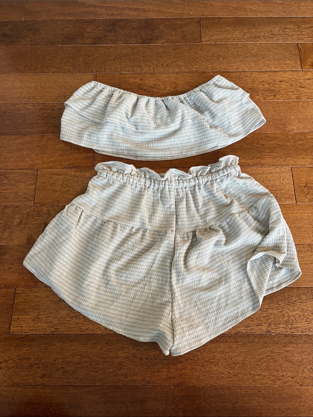 superdown Cream Textured High-Waist Ruffle Two Piece Short Set - Picture 3 of 3